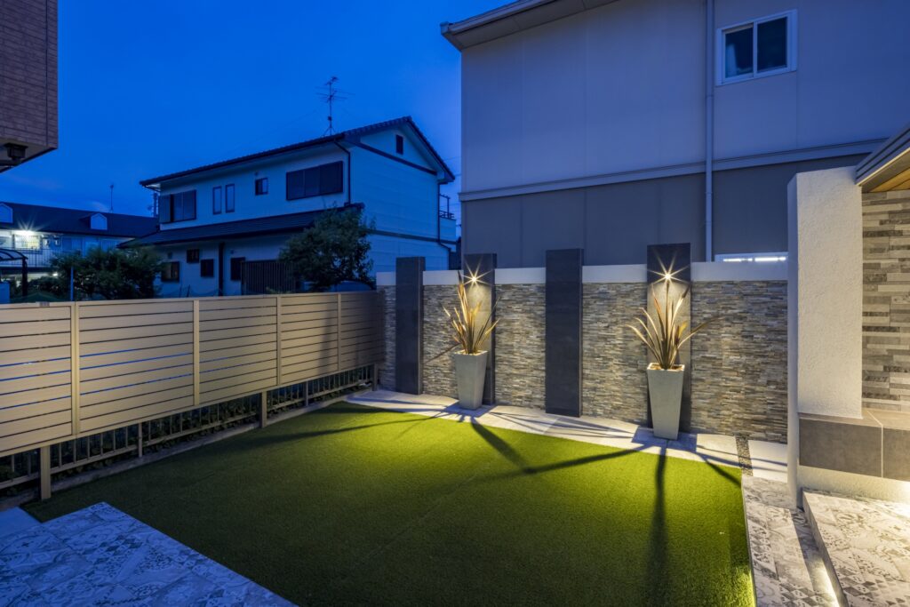 オリジナルデザインガラスを使用したおしゃれさと機能性を兼ね備えたガーデンデザイン