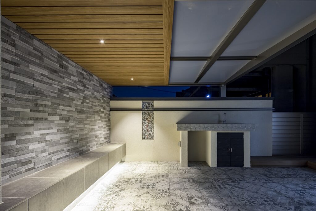 オリジナルデザインガラスを使用したおしゃれさと機能性を兼ね備えたガーデンデザイン