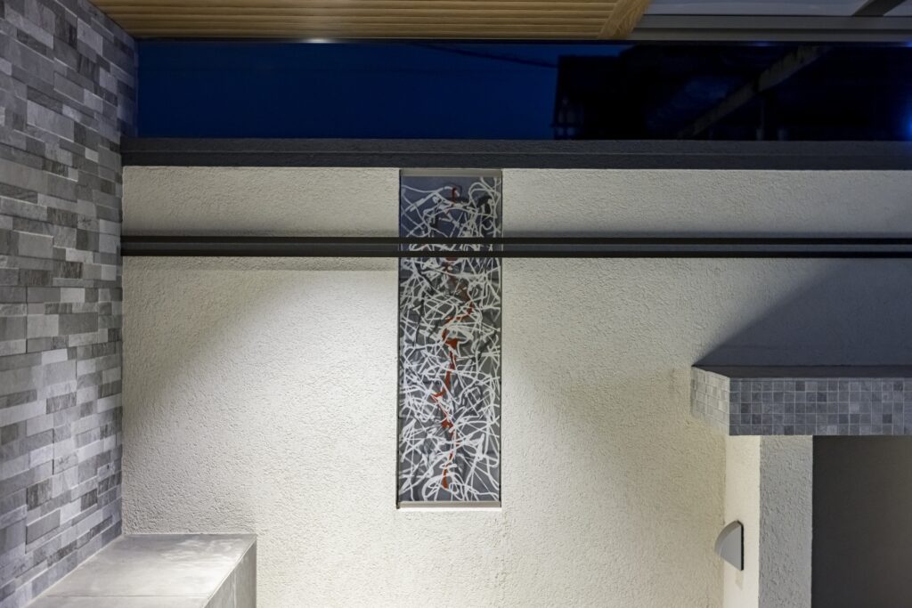 オリジナルデザインガラスを使用したおしゃれさと機能性を兼ね備えたガーデンデザイン