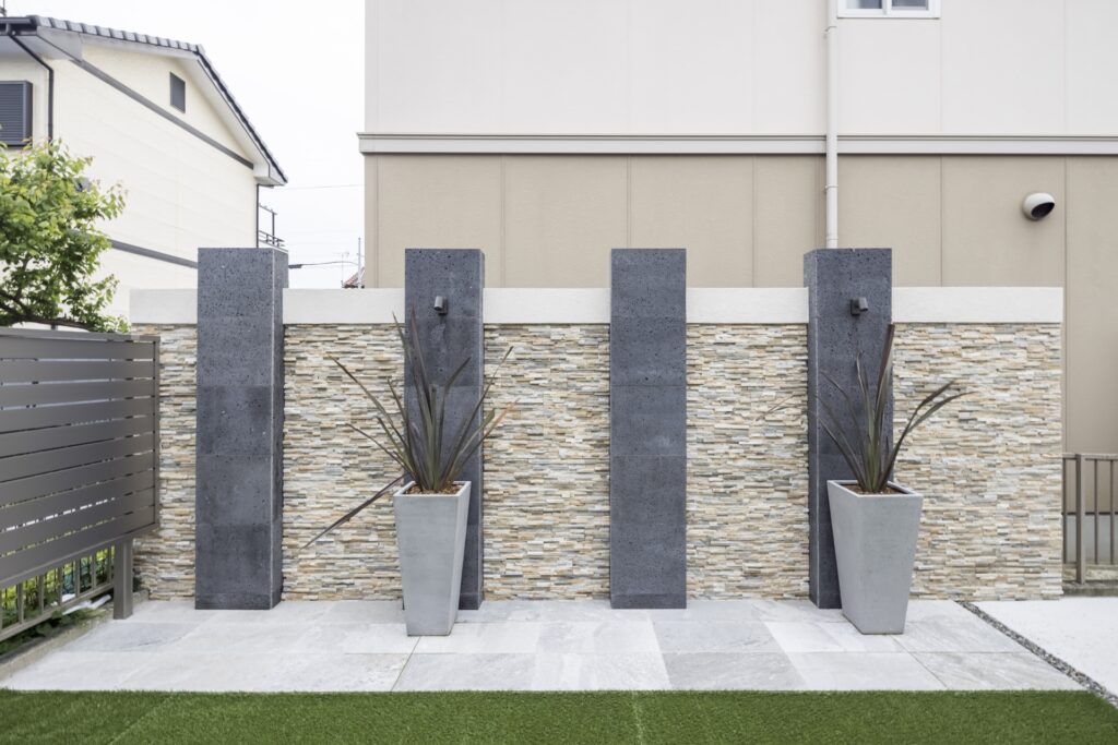 オリジナルデザインガラスを使用したおしゃれさと機能性を兼ね備えたガーデンデザイン