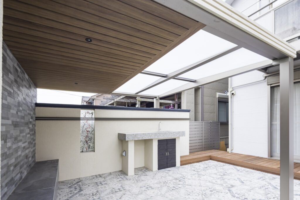 オリジナルデザインガラスを使用したおしゃれさと機能性を兼ね備えたガーデンデザイン