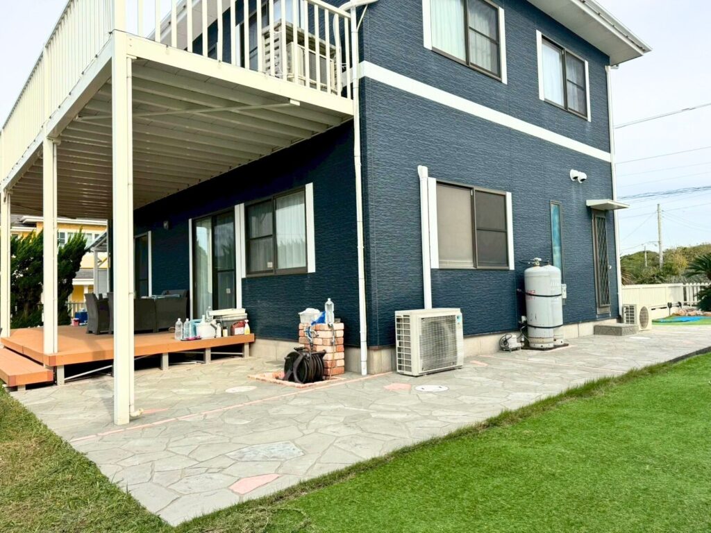 ローラーストーンで石貼り風デザインに仕上げたアプローチ｜千葉木更津店の外構施工事例