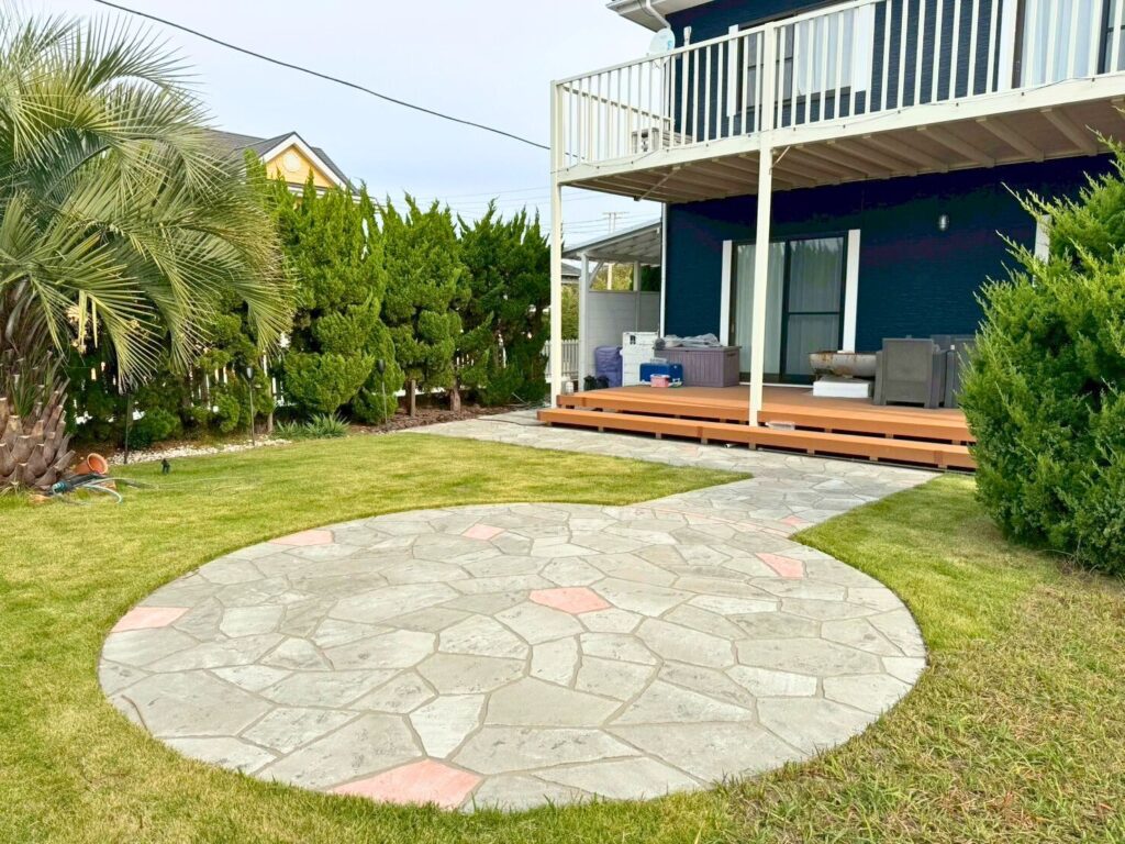 ローラーストーンで石貼り風デザインに仕上げたアプローチ｜千葉木更津店の外構施工事例