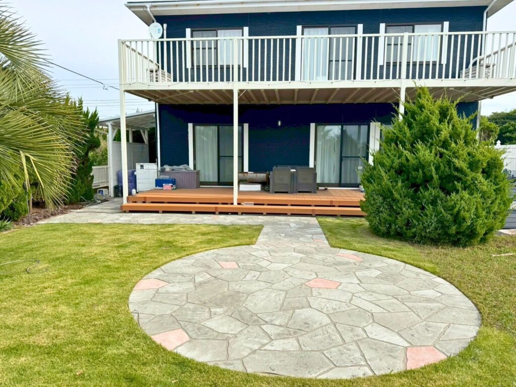 ローラーストーンで石貼り風デザインに仕上げたアプローチ｜千葉木更津店の外構施工事例