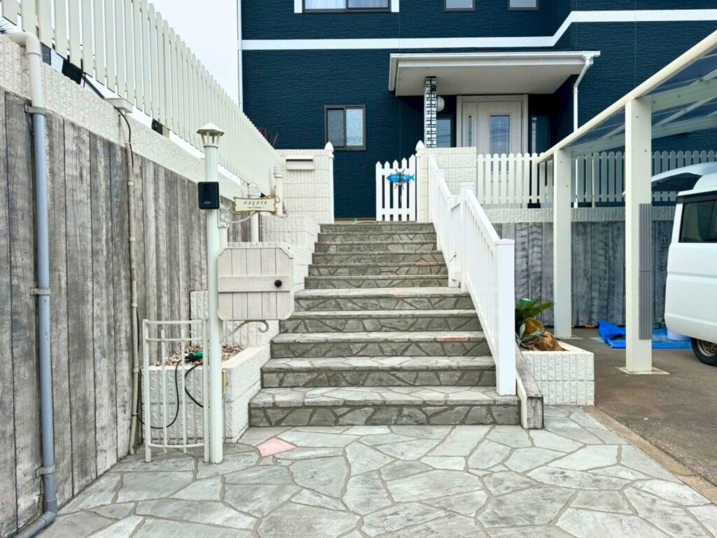 ローラーストーンで石貼り風デザインに仕上げたアプローチ｜千葉木更津店の外構施工事例