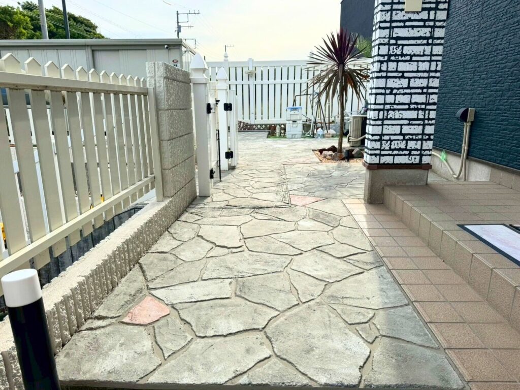 ローラーストーンで石貼り風デザインに仕上げたアプローチ｜千葉木更津店の外構施工事例