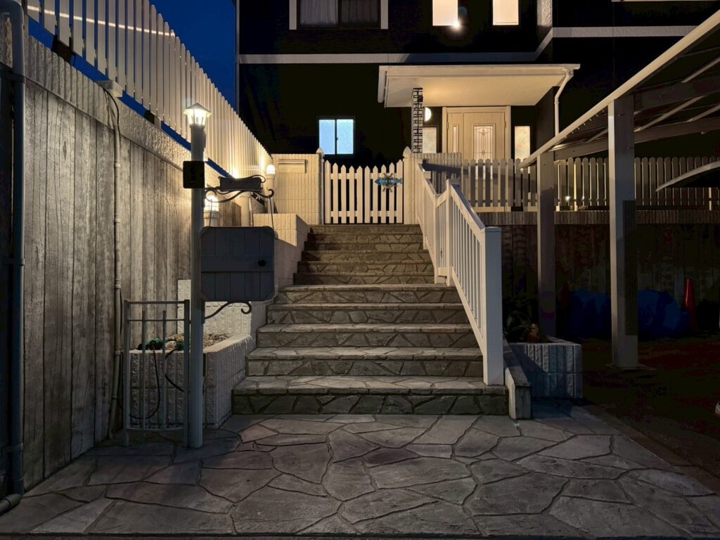 ローラーストーンで石貼り風デザインに仕上げたアプローチ｜千葉木更津店の外構施工事例