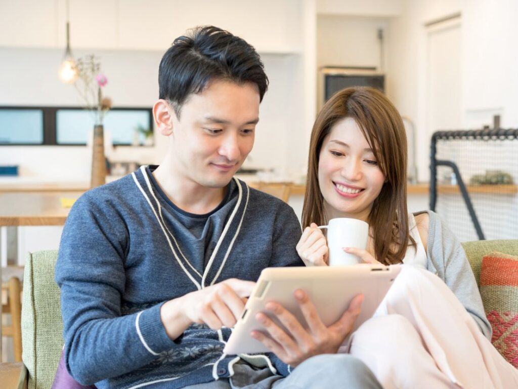 夫婦が理想の外構をリサーチしている様子