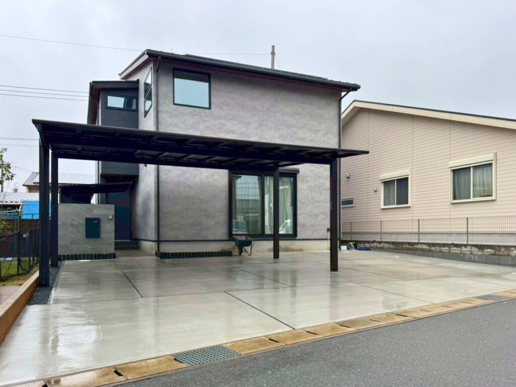 ローラーストーンのアプローチとカーポートを組み合わせたモダン外構施工事例｜千葉木更津店