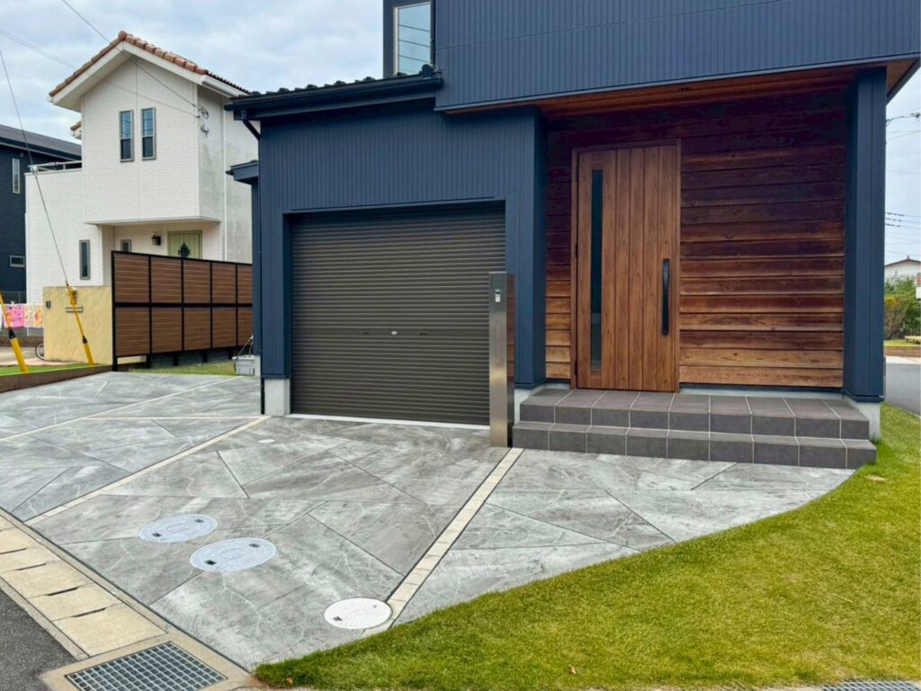 モダン住宅に調和するローラーストーン舗装｜木更津施工事例
