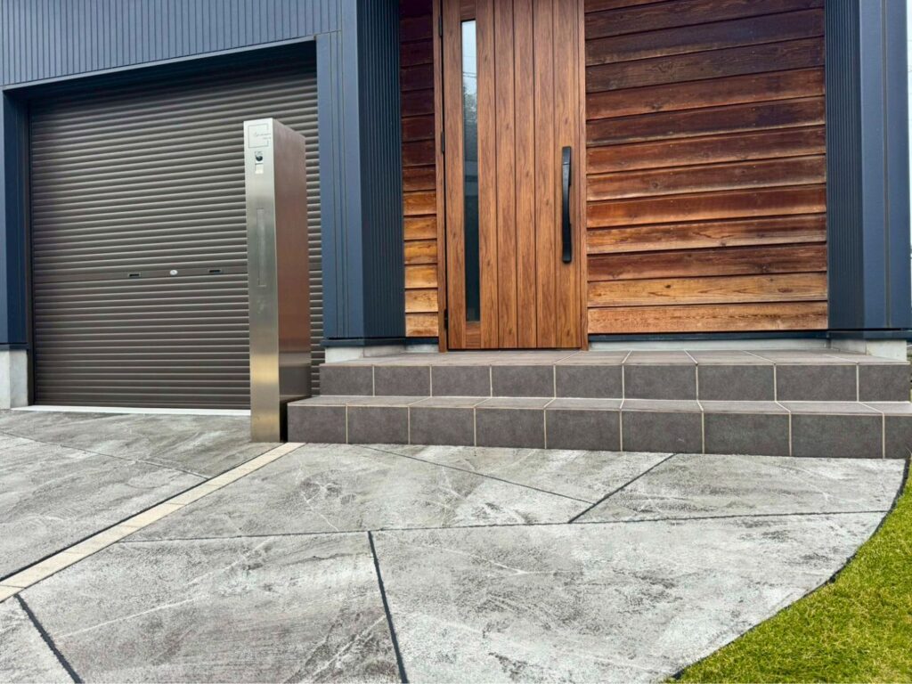 モダン住宅に調和するローラーストーン舗装｜木更津施工事例