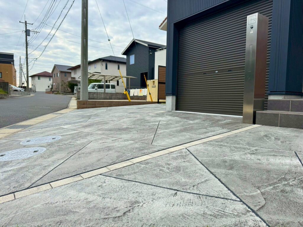 モダン住宅に調和するローラーストーン舗装｜木更津施工事例