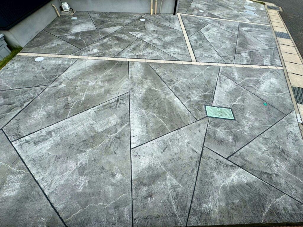 モダン住宅に調和するローラーストーン舗装｜木更津施工事例