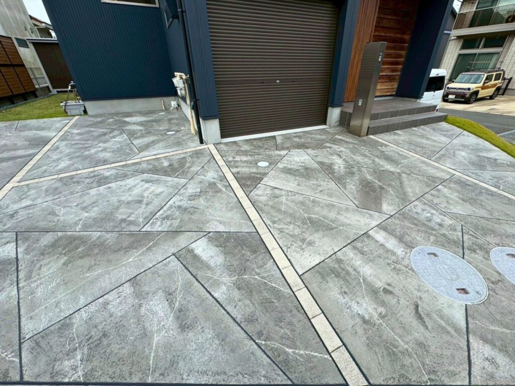 モダン住宅に調和するローラーストーン舗装｜木更津施工事例