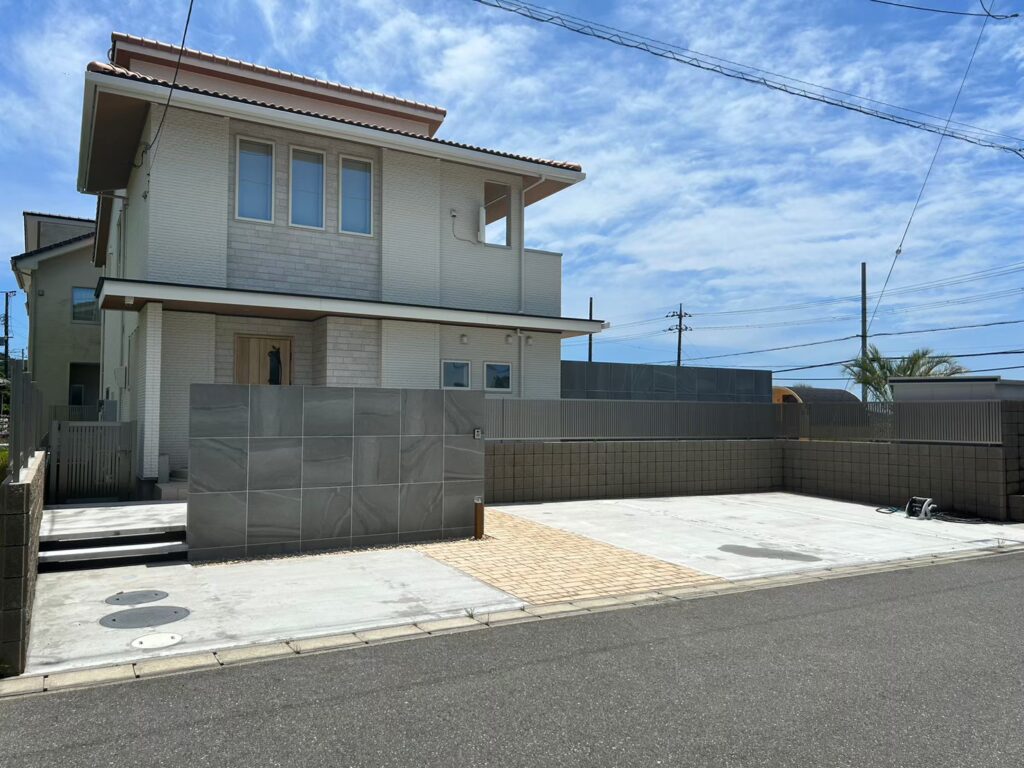 ホテルライクなリゾート外構｜人工芝・バレルサウナのある庭づくり
