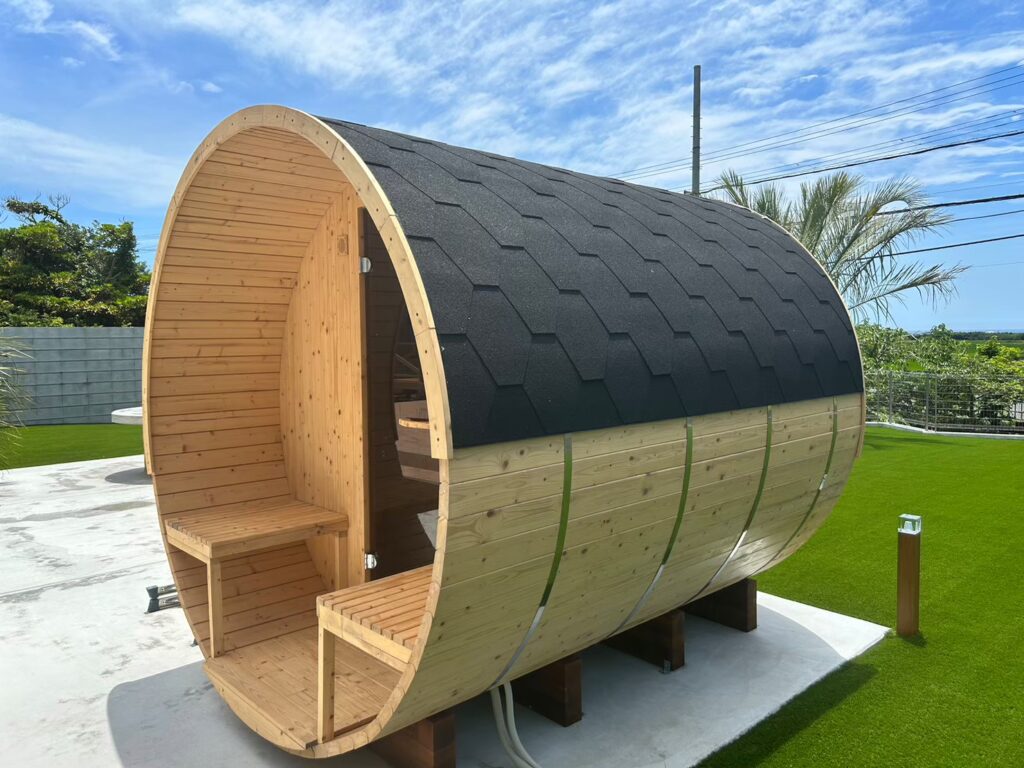 ホテルライクなリゾート外構｜人工芝・バレルサウナのある庭づくり