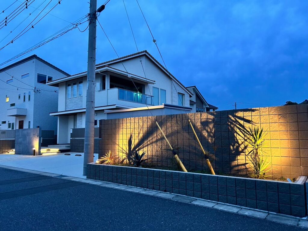 ホテルライクなリゾート外構｜人工芝・バレルサウナのある庭づくり