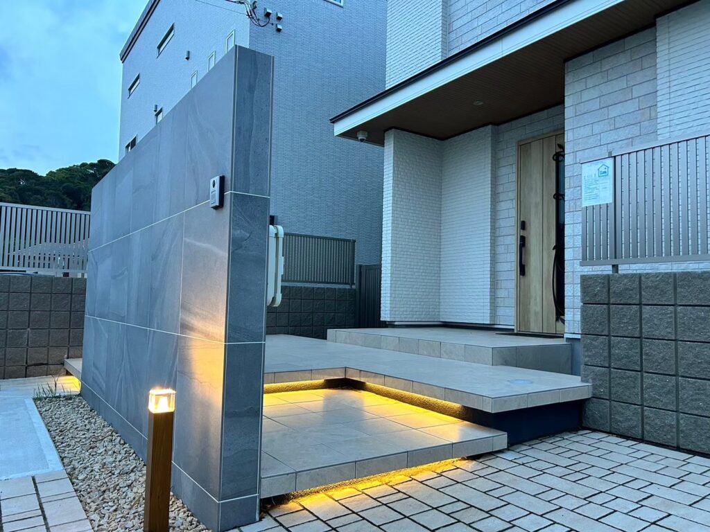 ホテルライクなリゾート外構｜人工芝・バレルサウナのある庭づくり