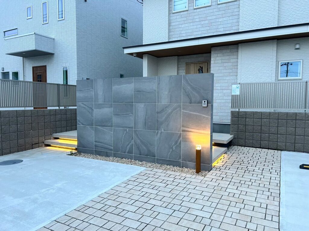 ホテルライクなリゾート外構｜人工芝・バレルサウナのある庭づくり