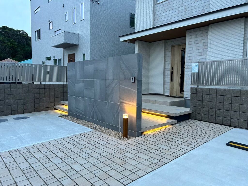 ホテルライクなリゾート外構｜人工芝・バレルサウナのある庭づくり